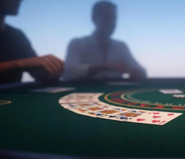 Atmosfera przy stole do blackjacka z kartami i żetonami podczas wydarzenia