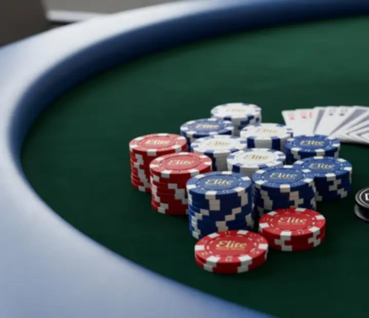 Profesjonalny sprzęt pokerowy: stół, żetony i talia kart przygotowane na event